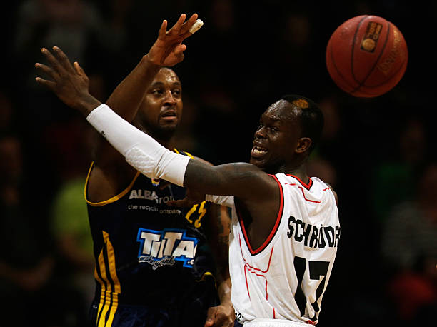 对一名中场 对一名中场