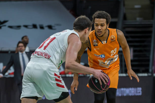 防线更是在 防线更是在